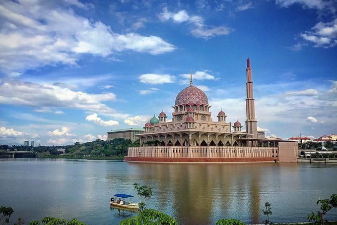 Batu Caves & Putrajaya Highlights: Landmarks & Botanical Garden - Putrajaya explains Malaysia’s modern government city