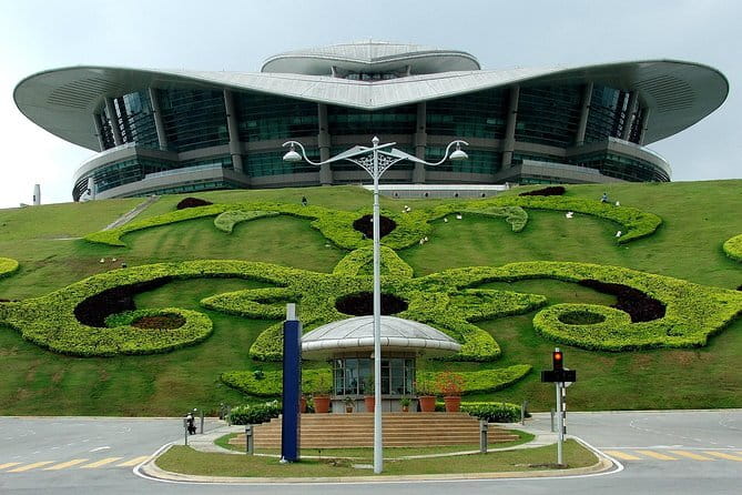 Batu Caves & Putrajaya Highlights: Landmarks & Botanical Garden - Forty-five minutes in Putrajaya Botanical Garden