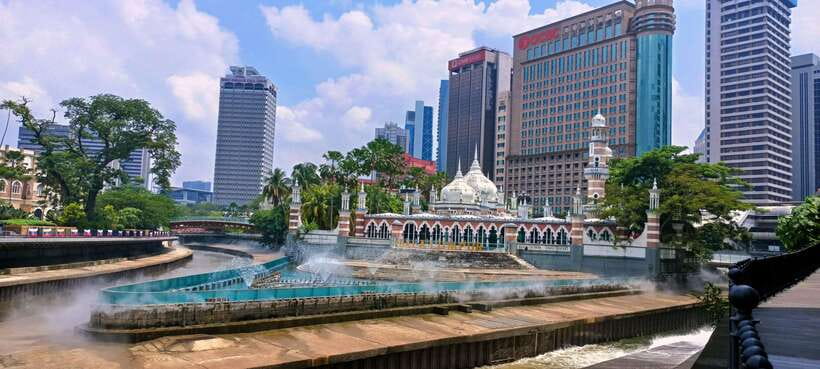 Best of Kuala Lumpur Tour with Twin Tower Entry - Starting at Batu Caves and the batik workshop
