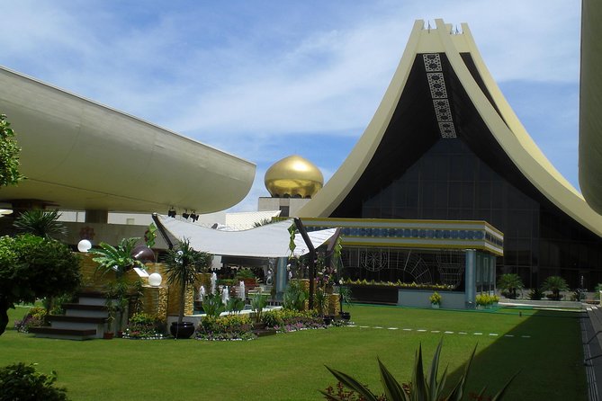 Brunei Heritage Tour - The palace is an exterior photo stop only