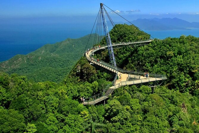 Combo - Cable Car & Sky Bridge And Tg. Rhu Mangrove Private Boat Tour With Lunch - Riding the steep slopes of Mount Machinchang
