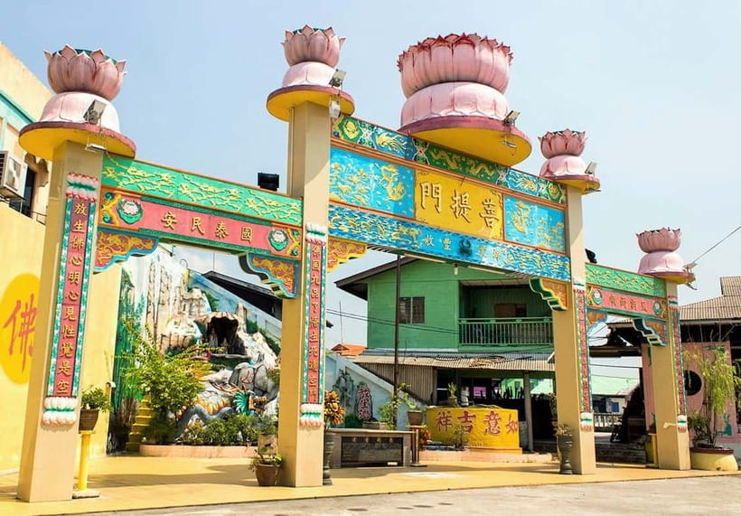 From Kuala Lumpur: Crab Island Tour with Seafood Lunch - Boarding the Port Klang ferry