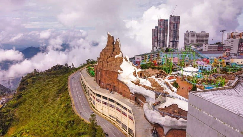 From Kuala Lumpur: Genting Highlands Day Tour & Gondola Ride - Riding the gondola from Awana Station