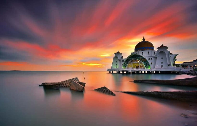 From Kuala Lumpur: Historical Private Malacca Day Tour - Melaka Straits Mosque by the water
