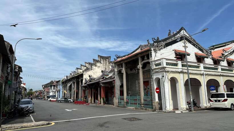 George Town: Heritage Walking Tour with Street Food Tasting - Armenian Street, shophouses, and street art
