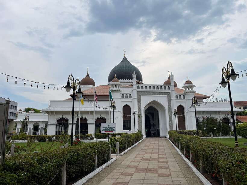 George Town: Heritage Walking Tour with Street Food Tasting - What the guide adds to the route