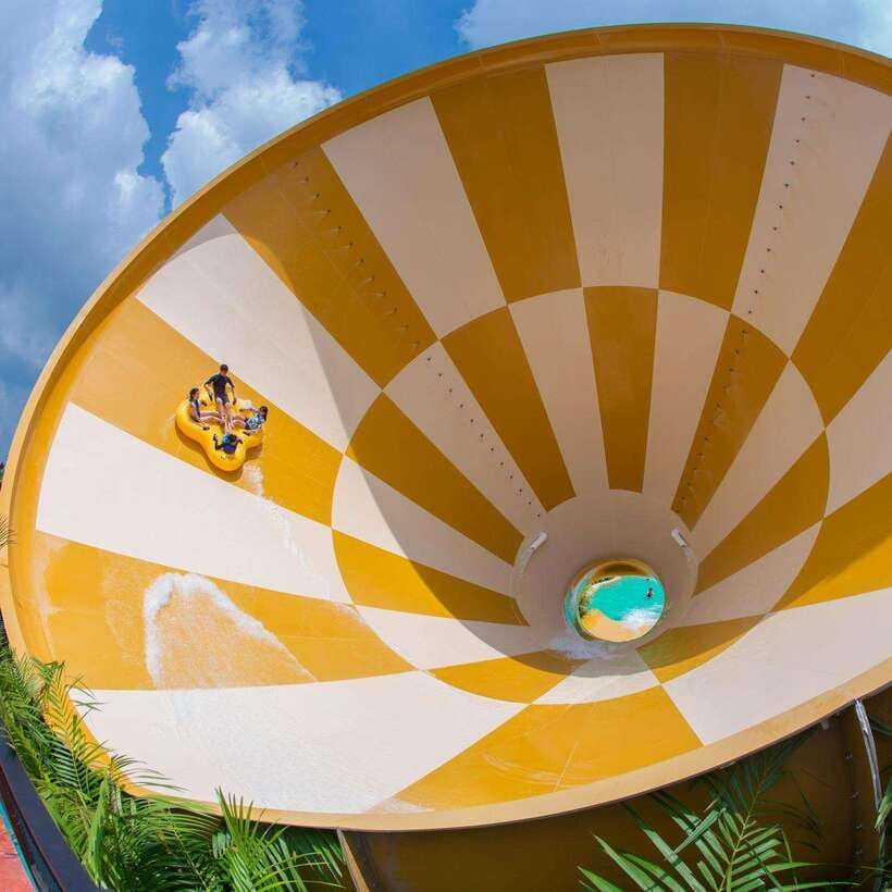 Johor: Adventure Waterpark Desaru Coast Entry Ticket - Starting your visit at the wristband counter