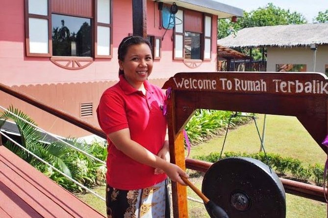 Kinabalu Park With Rumah Terbalik & Desa Cow Farm - Nabalu Market gives you 45 minutes to browse