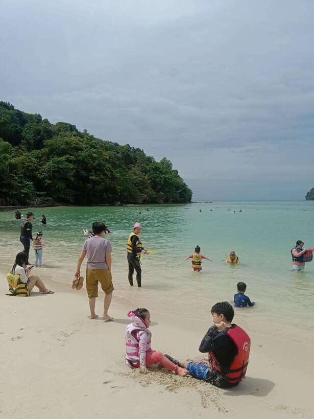 Kota Kinabalu: Manukan & Sapi Islands Snorkeling with Lunch - Packing for heat, salt water, and a boxed lunch