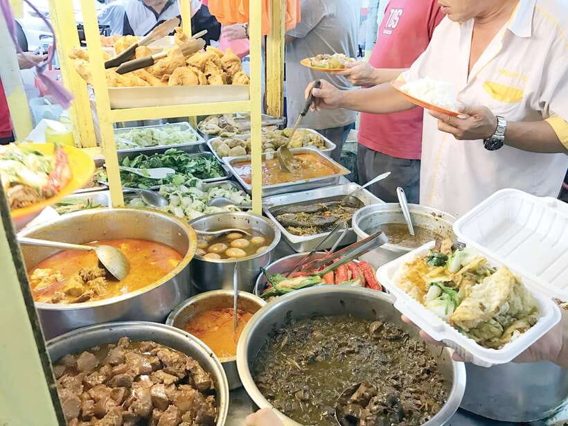 Kuala Lumpur: Evening Food Tour by Bike - Cycling past Dataran Merdeka