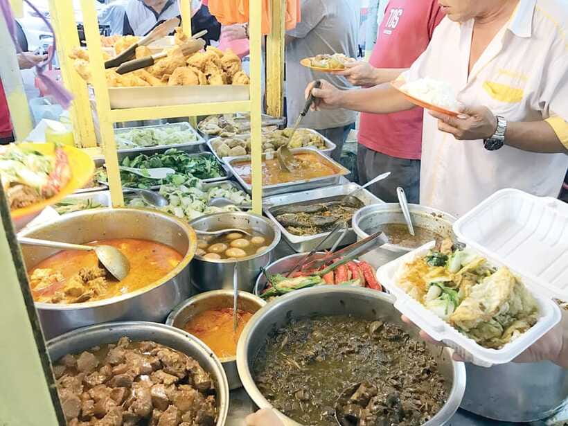 Kuala Lumpur: Evening Food Tour by Bike - The guide makes the difference