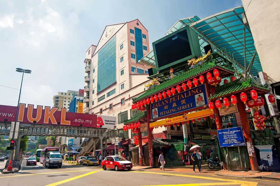 Kuala Lumpur: Evening Tour with Kuala Lumpur Tower Tickets - Guan Di Temple brings Taoist tradition into view