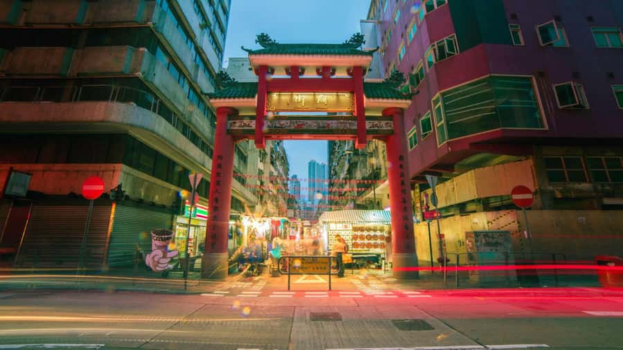 Kuala Lumpur: Evening Tour with Kuala Lumpur Tower Tickets - Chinatown begins the evening with food, shops, and temples