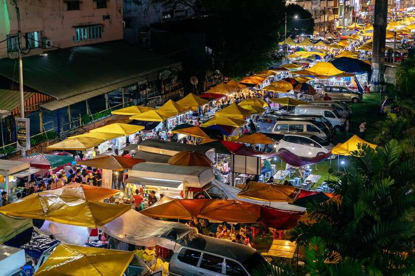 Kuala Lumpur: Local Street Food Night Tour - The guides are a major part of the experience