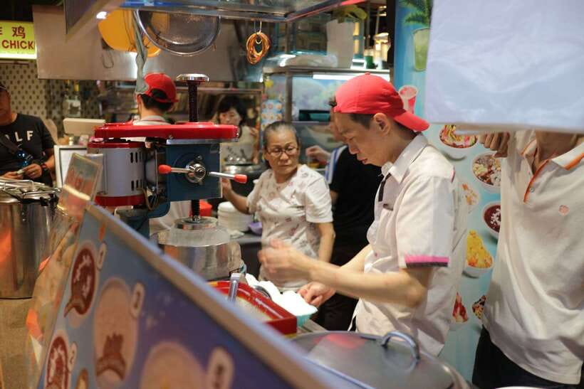 Kuala Lumpur: Nightlife Street Food Tour with 6 Tastings - Roti canai at Hamza Cafe vs Kandar