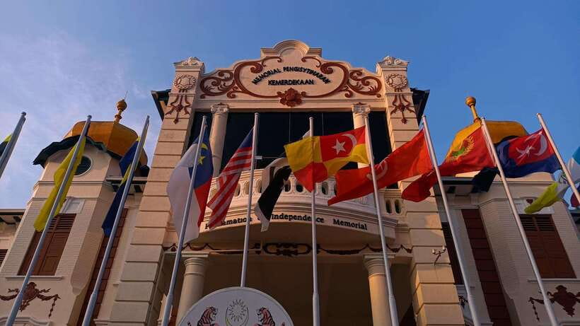 Kuala Lumpur: Private Malacca Night Tour w/Cruise & Trishaw - The Independence Memorial and Malacca’s modern story