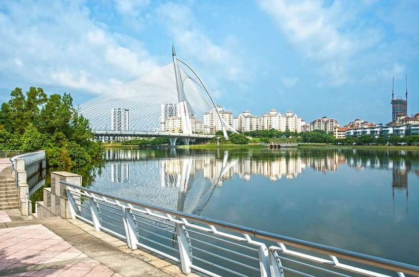 Kuala Lumpur: Putrajaya City Tour with Lake Cruise - What the $71 price buys you