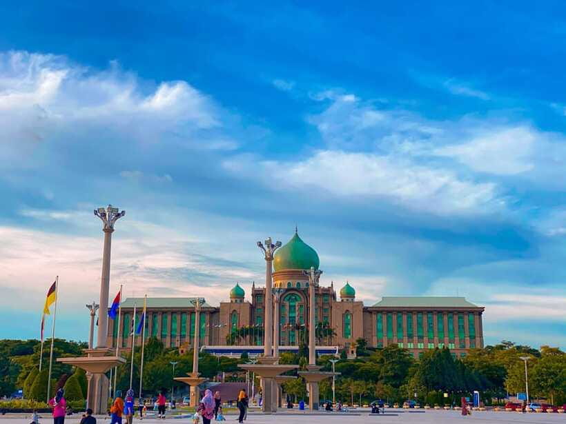 Kuala Lumpur: Putrajaya Tour Half Day Tour [Shared/Private] - Entering Putra Mosque, the Pink Mosque