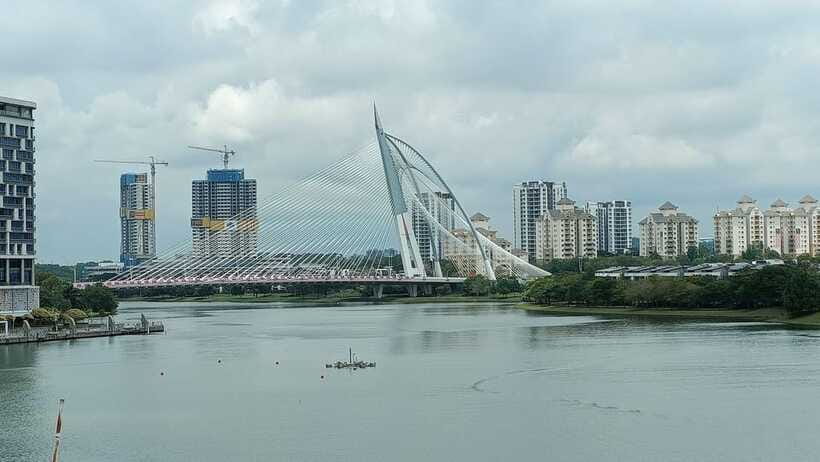 Kuala Lumpur: Putrajaya Tour with Hotel Pickup - A cruise on Putrajaya Lake