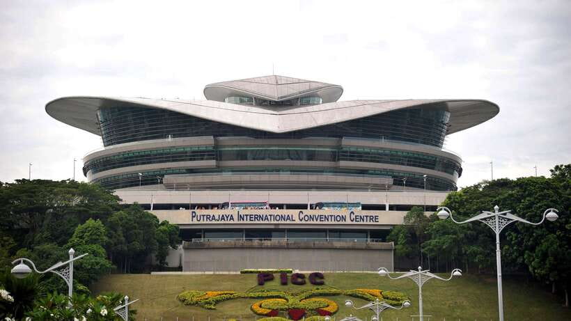 Kuala Lumpur: Putrajaya Tour with Traditional Boat Cruise - What the guide and vehicle add