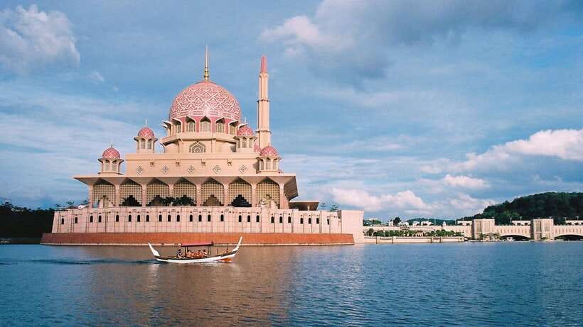 Kuala Lumpur: Putrajaya Tour with Traditional Boat Cruise - Putra Square and the Prime Minister’s Office