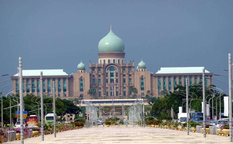 Kuala Lumpur: Putrajaya Tour with Traditional Boat Cruise - Putra Mosque beside the lake