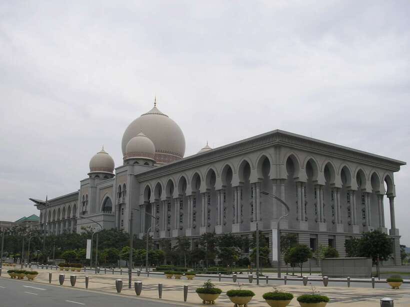 Kuala Lumpur: Putrajaya Tour with Traditional Boat Cruise - Putrajaya Lake and the Cruise Tasik boat ride