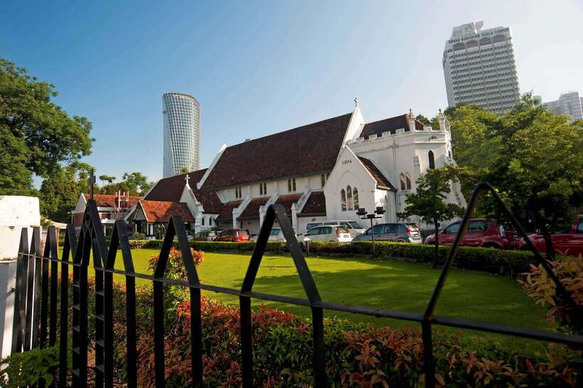 Kuala Lumpur: Temple & Shrine Private Half Day Tour - Batu Caves and the 140-foot Murugan statue