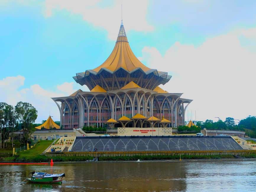 Kuching: Walking Tour with Sampan Boat Ride and Lunch - Walking through the Brooke-era center