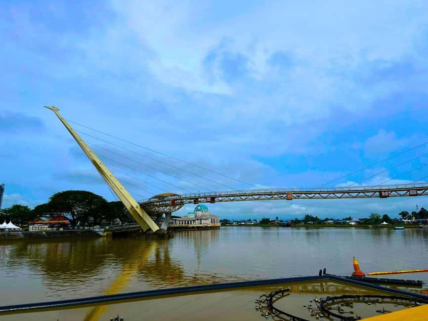 Kuching: Walking Tour with Sampan Boat Ride and Lunch - What the $26 price really covers