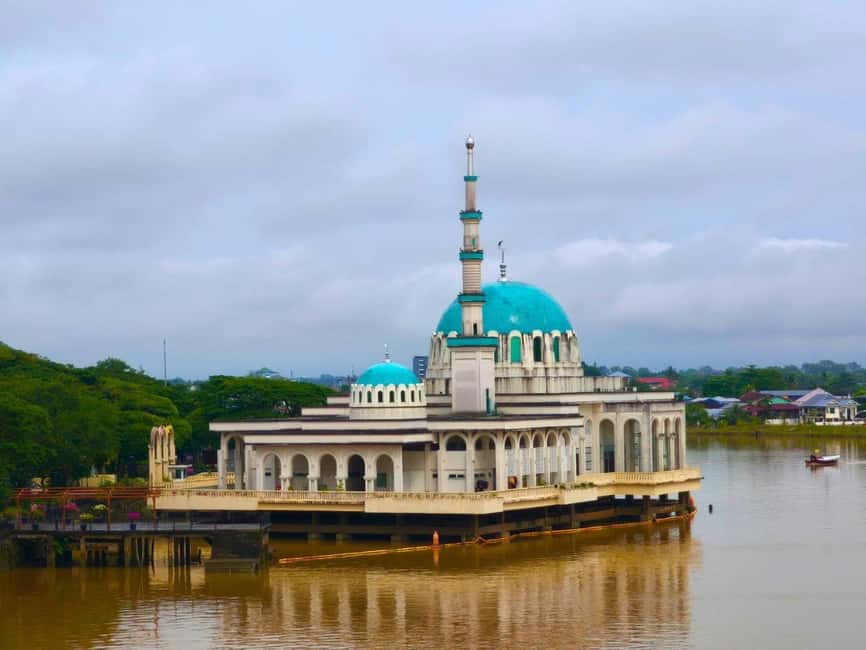 Kuching: Walking Tour with Sampan Boat Ride and Lunch - Crossing the Sarawak River by Malay sampan