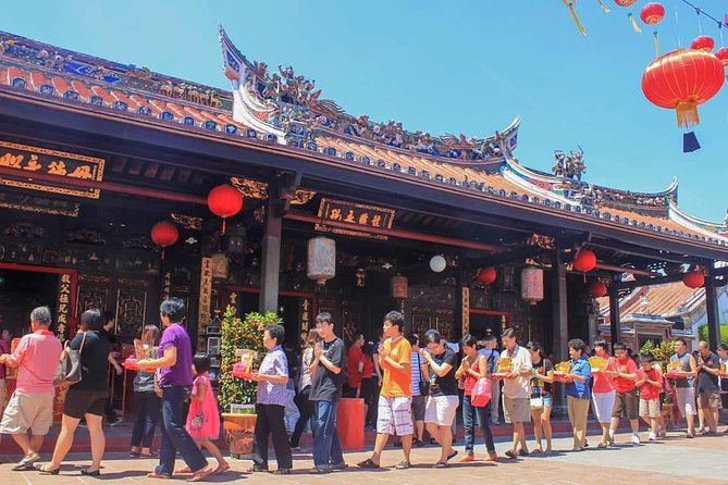 Malacca Day Trip From Kuala Lumpur - Cheng Hoon Teng shows Malacca’s Chinese traditions