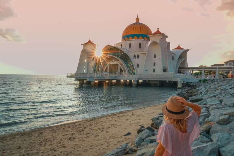 Malacca Instagram Tour: Top Spots (Private & All-Inclusive) - The 8:30 AM pickup and the road to Putra Mosque