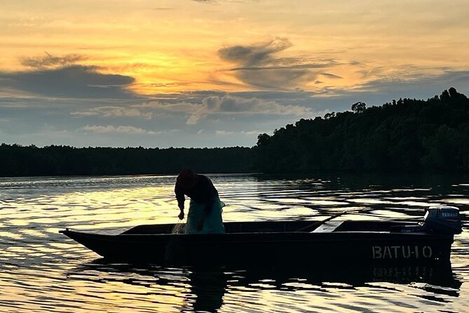 Mangrove Cruise with Fireflies Tour Including Dinner from Sandakan - Trying the crab trap in the mangroves