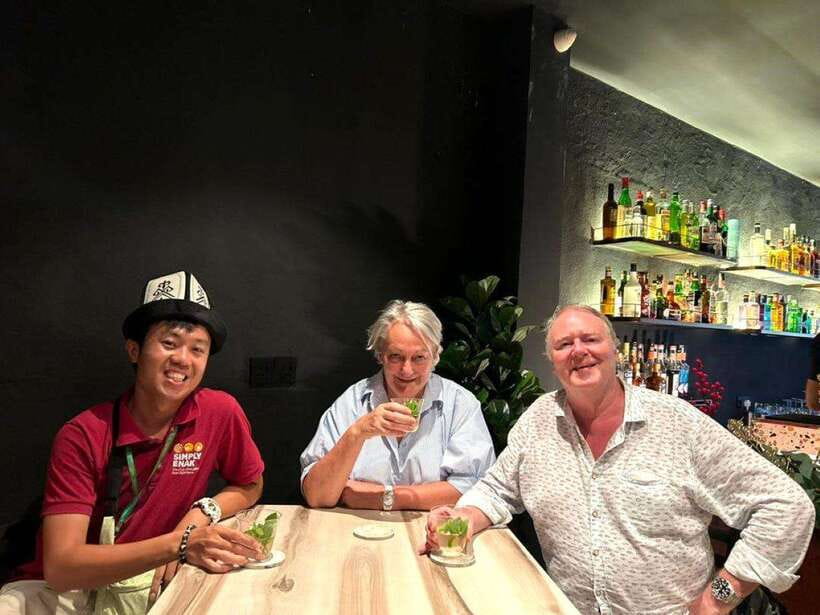 Penang: Georgetown Foodie Walking Tour with a Cocktail - Hawker stalls instead of a standard restaurant