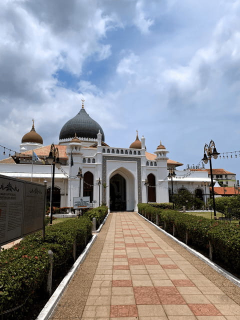 Penang: Georgetown Foodie Walking Tour with a Cocktail - Clan Jetties at sunset