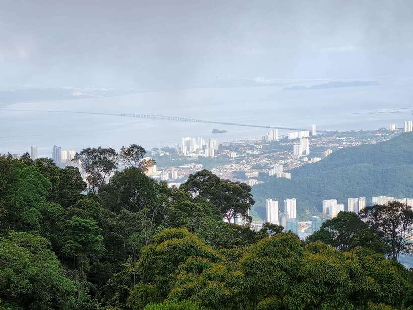 Penang: Kek Lok Si Temple and Penang Hill Guided Tour - George Town Pickup and the Ride to Kek Lok Si