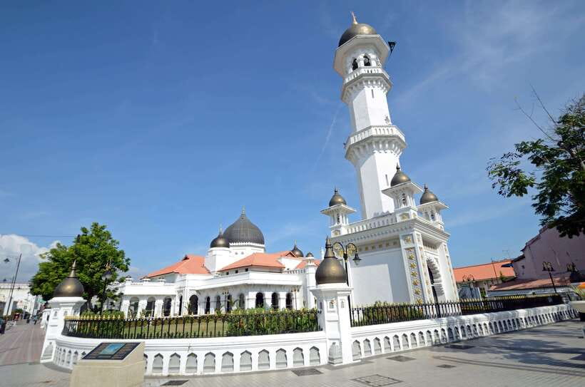 Penang: Trishaw Ride and Hawker Center Food Tour - What the guide adds to the food experience