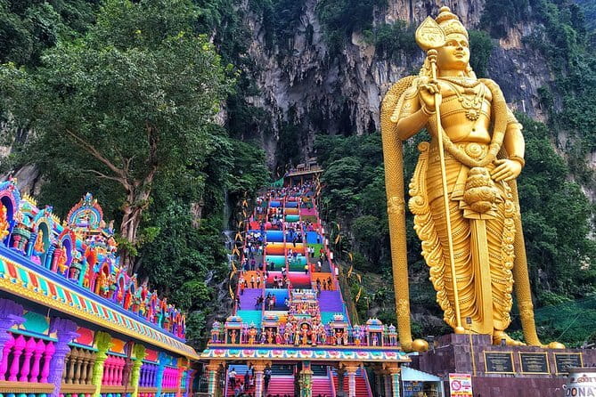 Private Kuala Lumpur City Tour : Petronas Twin Tower & Batu Caves - The private vehicle and guide service