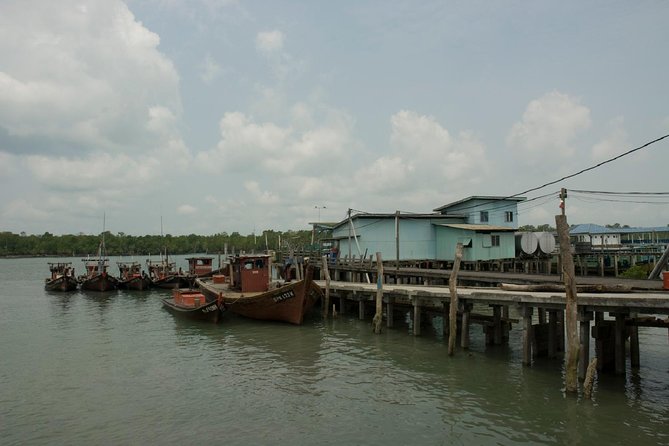 Private Tour: Crab Island Sightseeing Boat Ride and Seafood Lunch - A seafood lunch with local dishes
