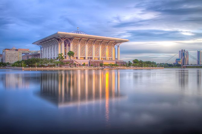 Putrajaya City Tour with Batu Caves & Sight Seeing Cruise - Perdana Putra and Dataran Putra