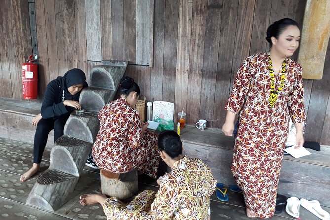 Semenggoh Orangutan Center & Sarawak Cultural Village - Who will get the most from this tour